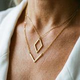 Elegantný náhrdelník – Geometrický prívesok v tvare písmena V