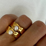 Nadčasový prírodný zlatý perlový prsteň – Elegantná šperková klasika