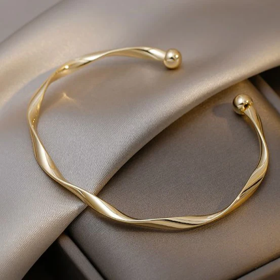 Zlatý náramok – Elegantný otvorený dizajn