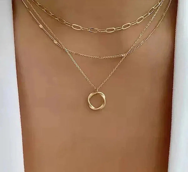 Náhrdelník s viacvrstvovým reťazcom – Elegantná zlatina s vintage príveskom